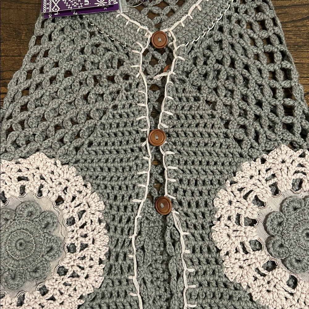 NWT Lulumari Women’s Gray Crochet Sleeveless Top Size Small/Medium - Picture 5 of 9